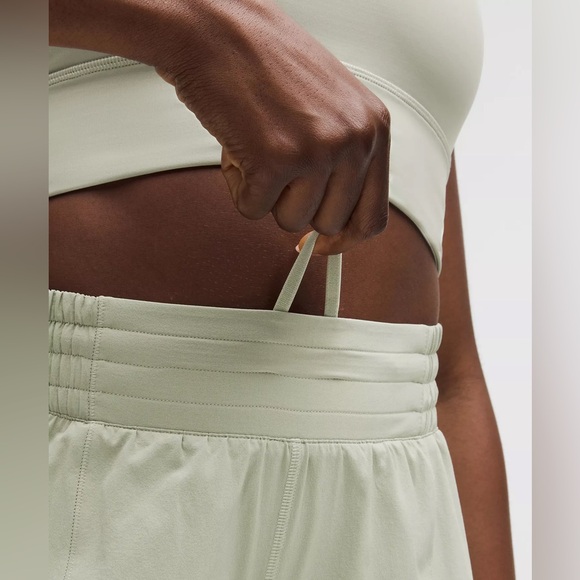 Lululemon Hotty Hot High-Rise Short 2.5" - Fog Green, Size 6 - Picture 4 of 10